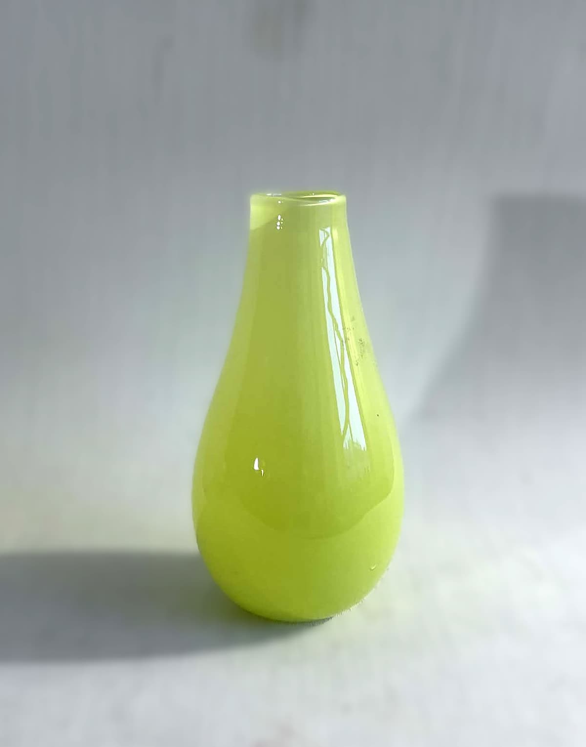 Smuk karakteristiske Holmegaard glasvase i limegrøn, design af Peter Svarre