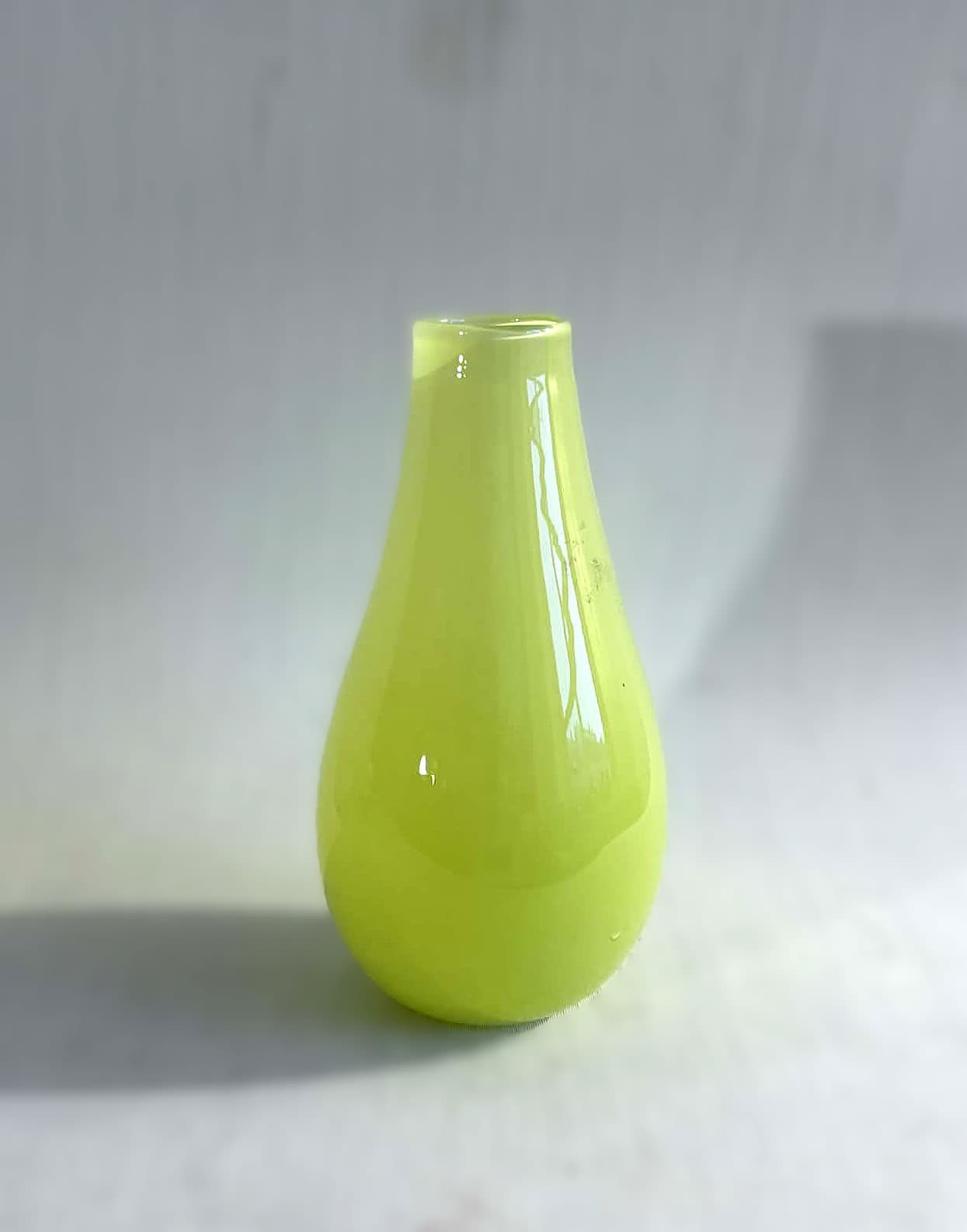 Smuk karakteristiske Holmegaard glasvase i limegrøn, design af Peter Svarre