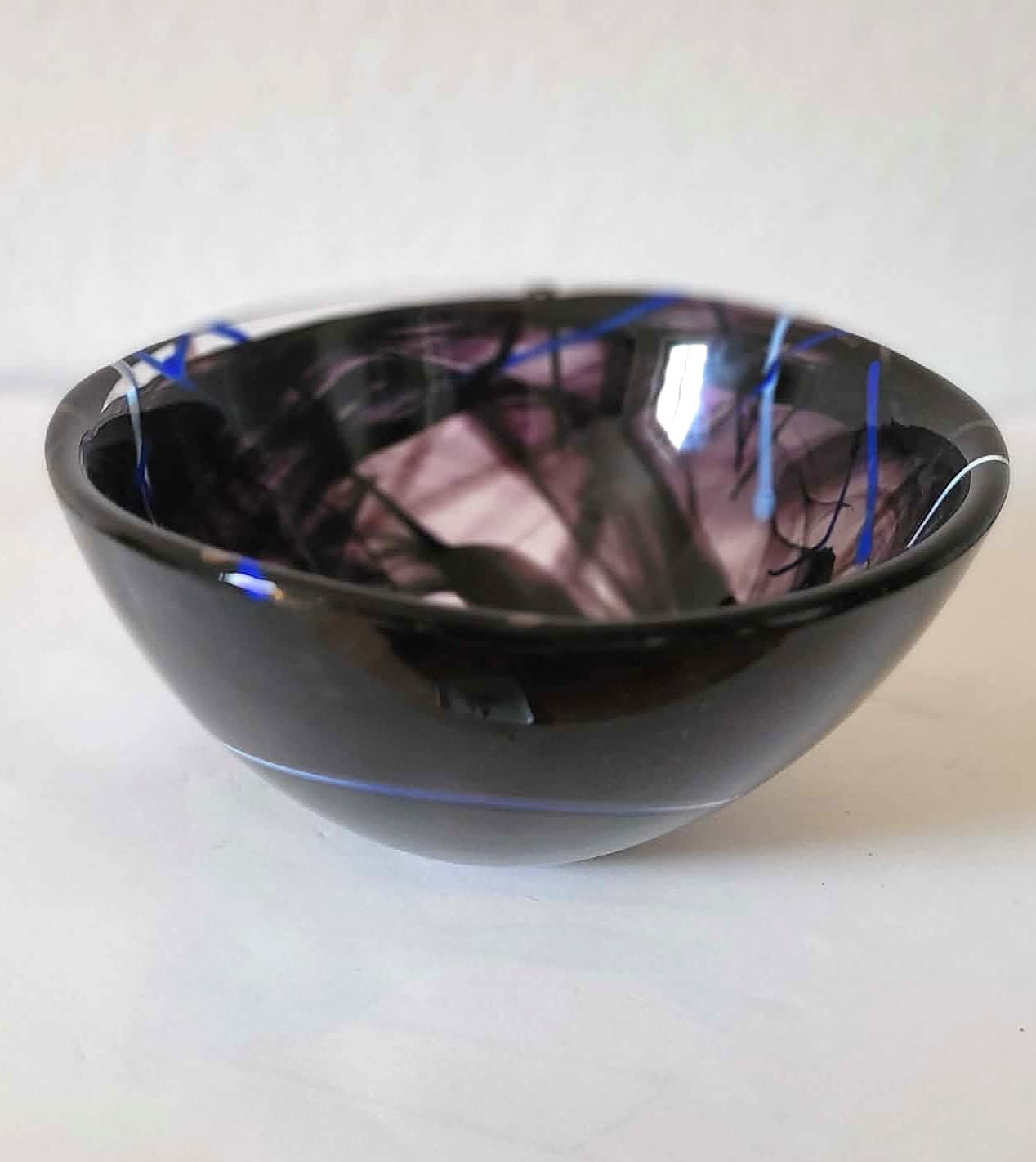 Kosta Boda, Contrast skål i sort/aubergine grundfarve med blå og hvide stiber