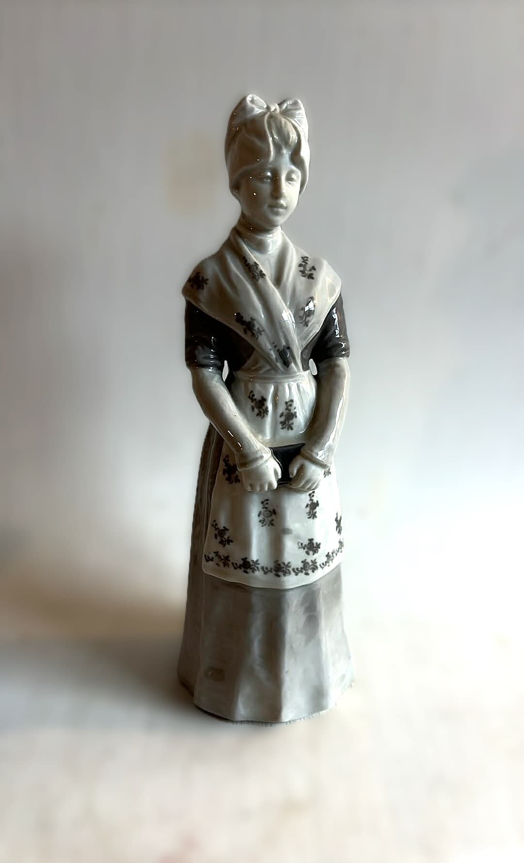 Heubach porcelæns figur af ung kvinde, Tyskland 1950`erne