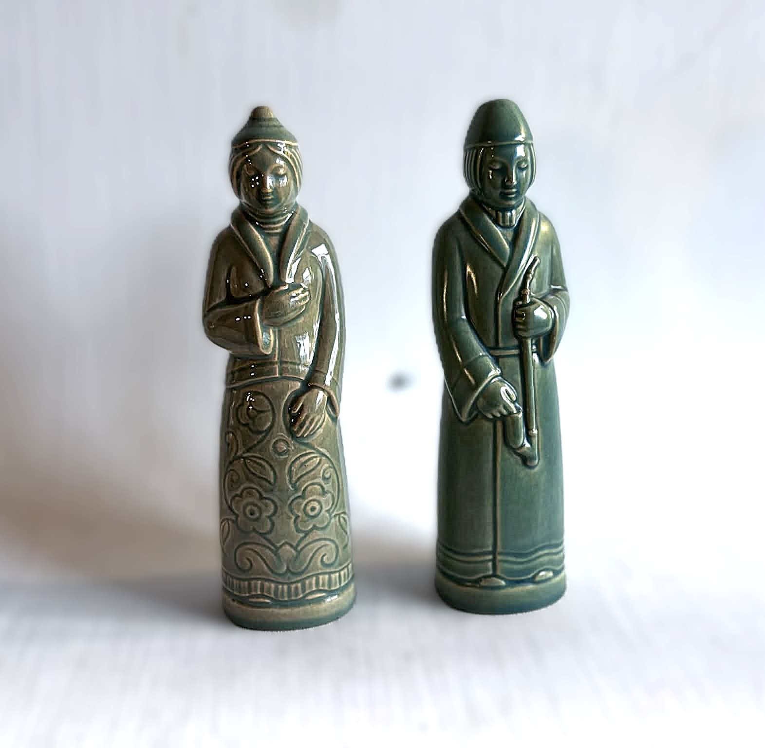 Et par smukke grøn glaseret salt- og peberfigurer i østasiatisk stil, design af Svend Lindhart (1898-1989)