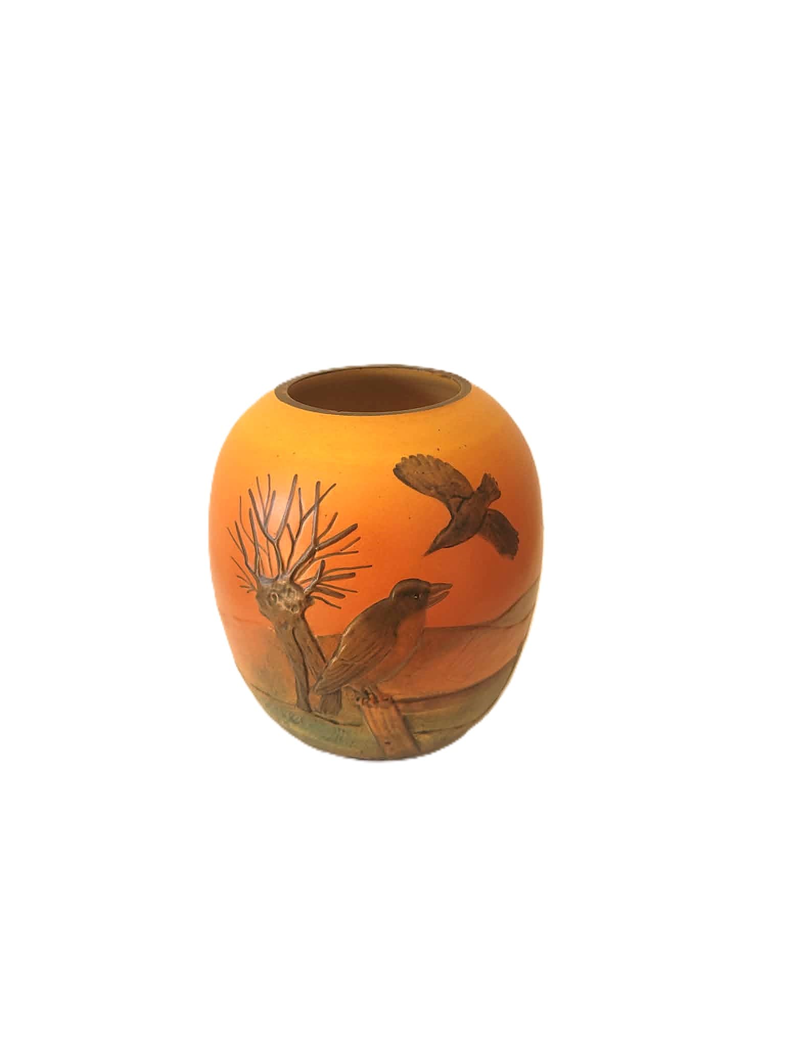 Dansk vintage-keramikvase, design af P. Ipsens Enke, håndmalet relief og landskab, 1970'erne
