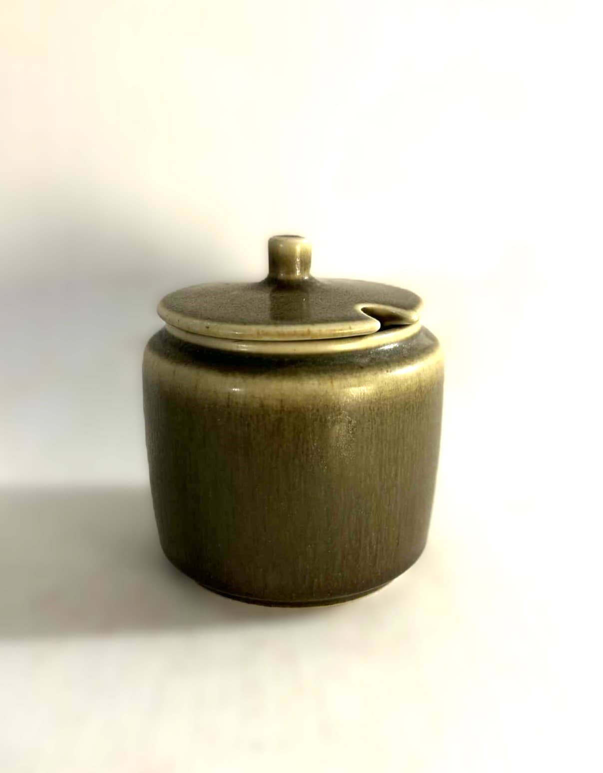 Palshus stentøjs marmaladekrukke, udført i grøn harepelsglasur, Danmark 1960erne