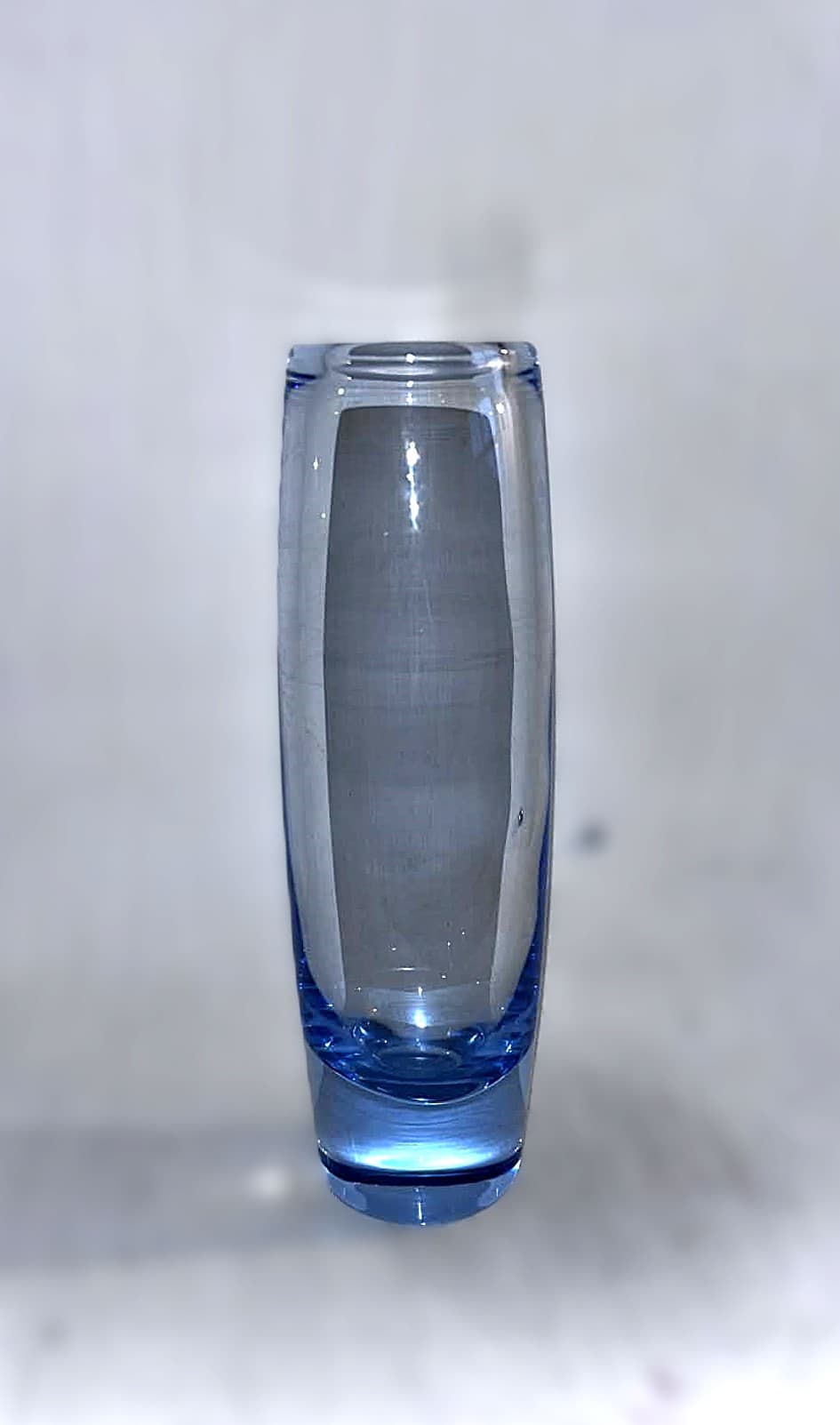 Smuk Holmegaard cylindervase i safirblå, design af Per Lütken