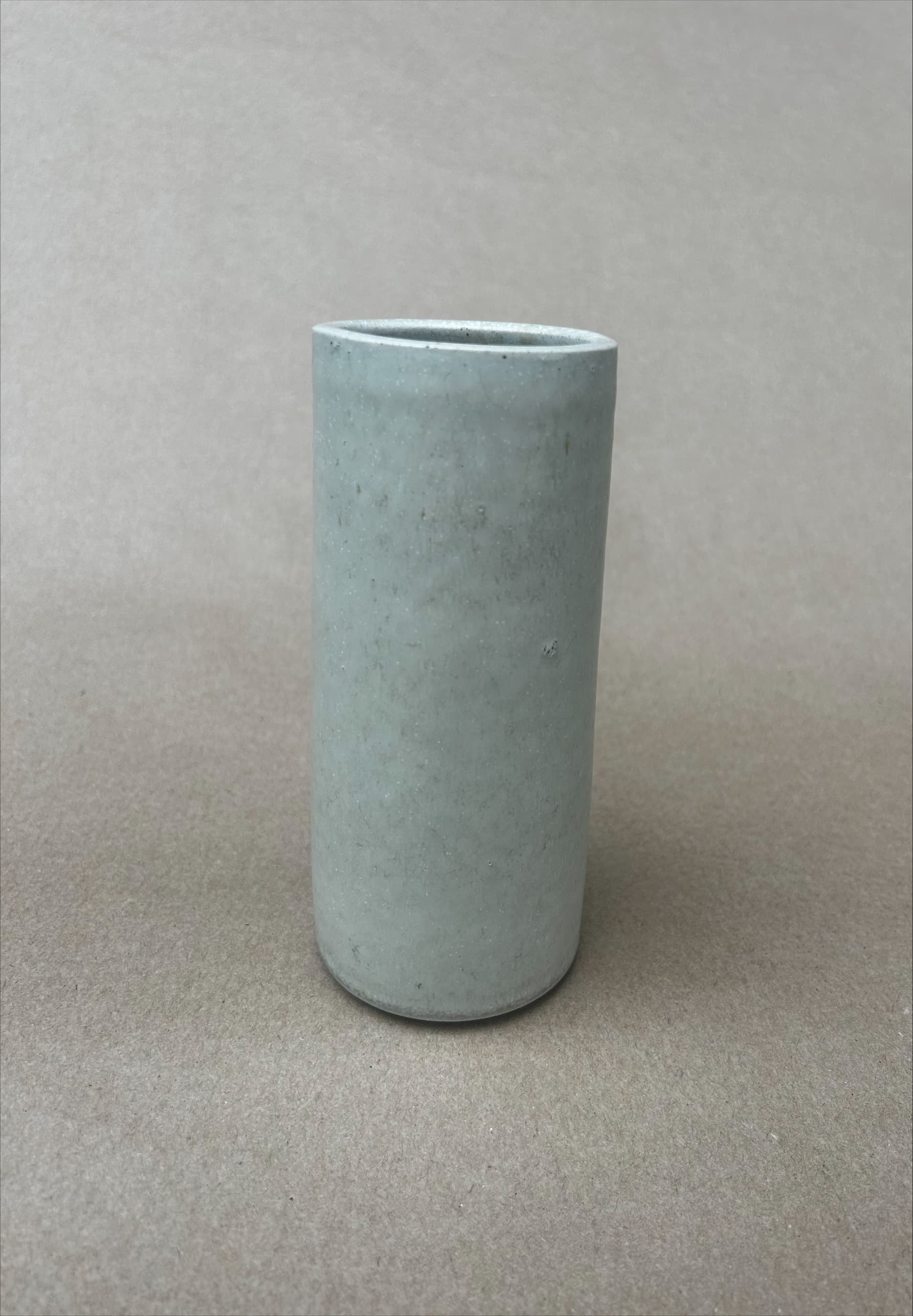 Elegant stentøjsvase fra Saxbo – design af Lillian Binderup Jensen, 1965