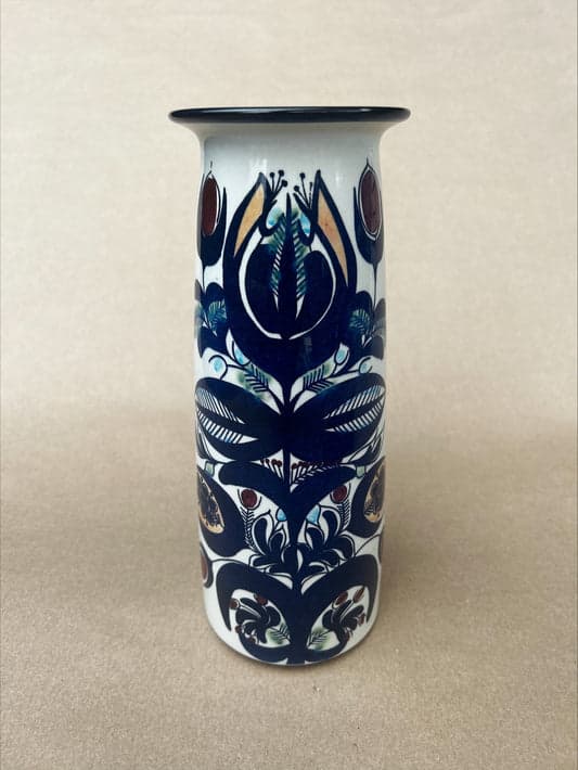 Elegant Royal Copenhagen-vase, designet af Berte Jessen – et stykke dansk designhistorie