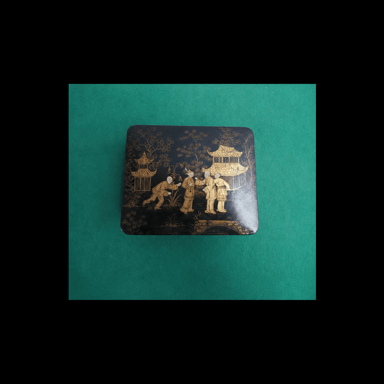 Smuk antik æske med motiver, udført i Kinesisk lak, Kina ca. 1870