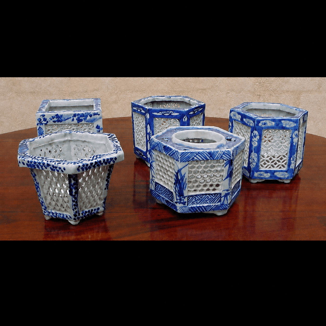 En samling blåhvide kinesiske røgelseskar udført i porcelæn, ca. 1880