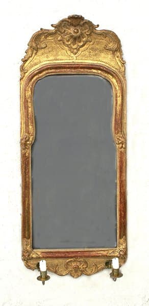 Forgyldt spejl med lysholdere. Original forgyldning. Sverige ca. 1750