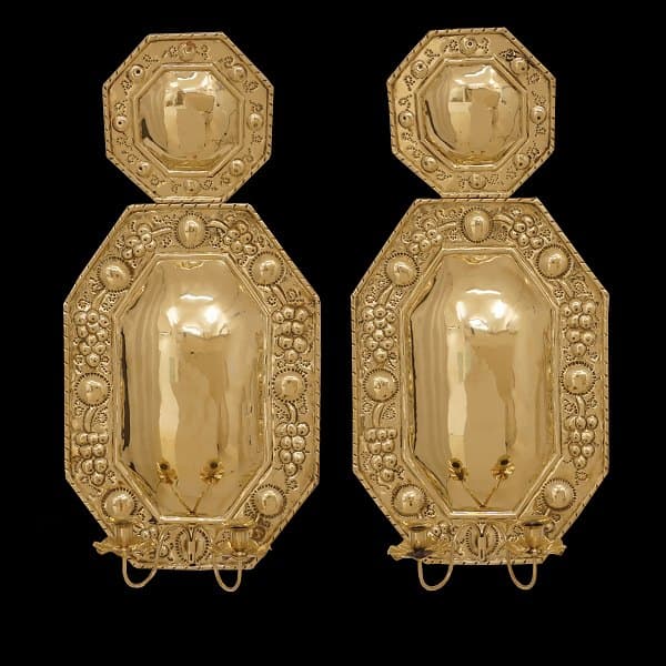 Et par vægskjolde i messing. Barokform ca. år 1860-80