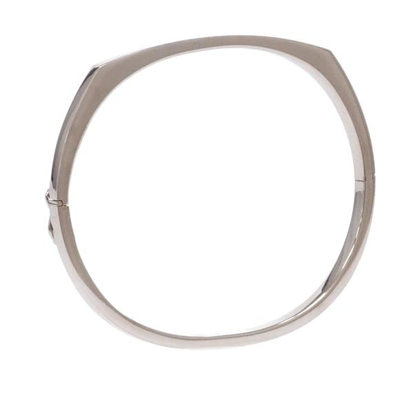 Oval armring i 14kt hvidguld monteret med diamant på ca. 0,03ct. Stemplet.