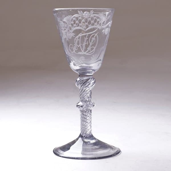 Nøstetangen Chrystal Desert glas prydet med kartouche med monogram "AFD" og drikkevers. Nøstetangen ca. år 1760