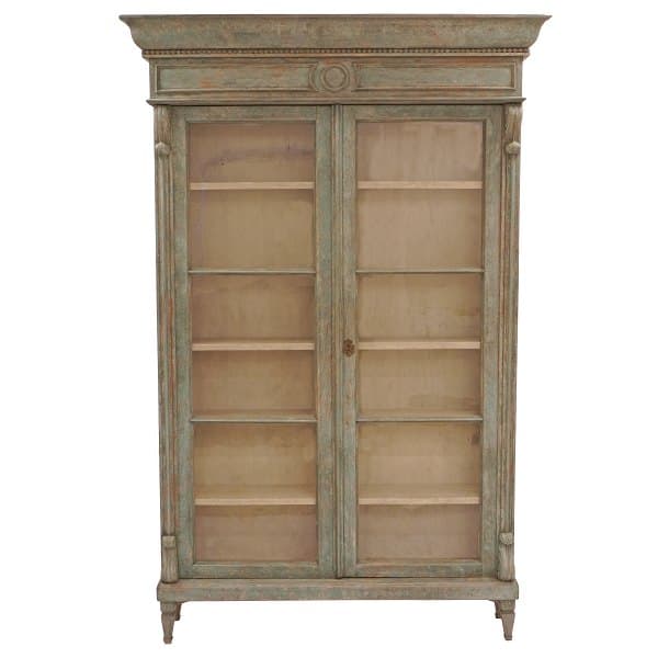 Lys grågrøn vitrine med to døre og fem hylder. Ca. år 1850